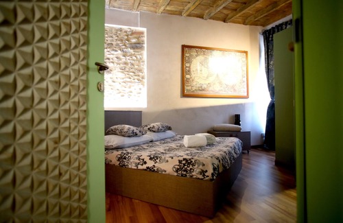 Somma Lombardo House | Epicurus guest house: Apollo