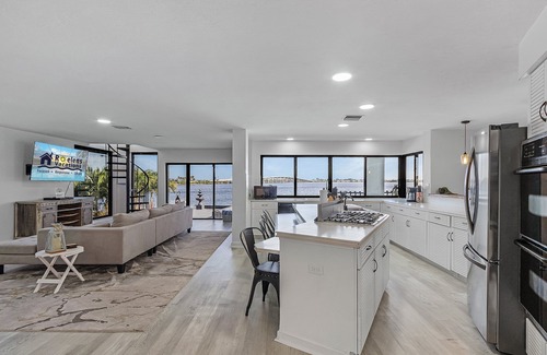 Caloosahatchee House | Epitome of Luxury - Amazing Water Front Views, Heated Pool - Waterfront Oasis - Roelens Vacations