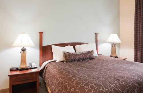 Lafayette Condo | Equipped King Suite | Free Daily Breakfast, Outdoor Pool + Hot Tub Access