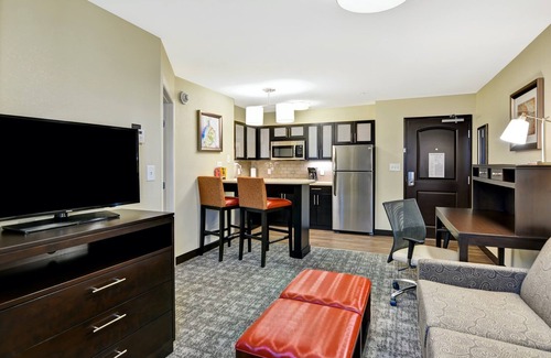 Mount Juliet Condo | Equipped Queen Suite | Free Breakfast, Seasonal Outdoor Pool + Gym