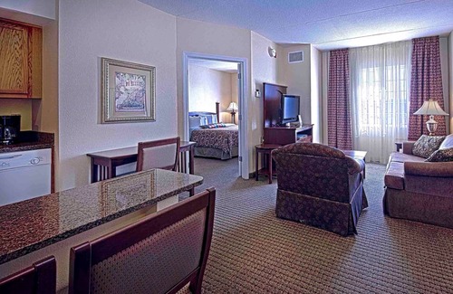 Graysville Condo | Equipped Suite Near CHA | Indoor Pool + Gym Access