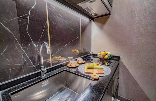 Chang Khlan Condo | Erawan Luxury 2卧室豪华Condo古城中心