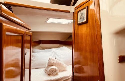 Lisbon Boat Rental | Ero- A floating Escape in Lisbon