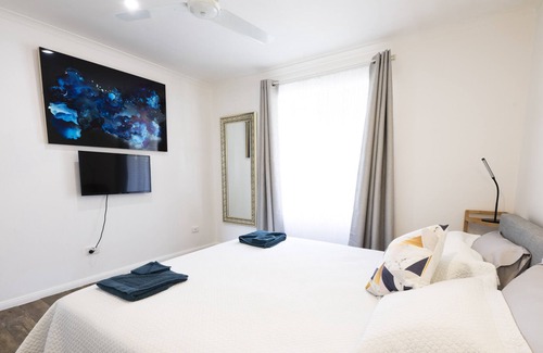 Old Erowal Bay Cottage | Errol Cottage: forest to the sea