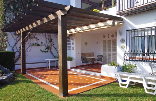 Almunecar Apartment | Quiet Apartment With A Great Backyard, Close To The Port And Beach.