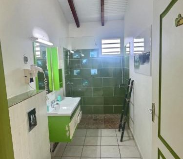 Saint-Francois Apartment | Escapade à la Chute du Carbet Bungalow avec Jacuzzi