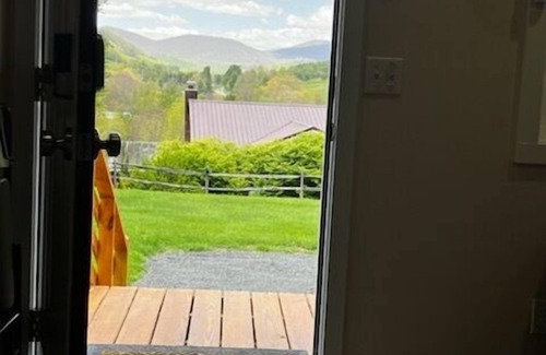 West Jefferson Cabin | Escape the Everyday - Find Peace in the High-Country This Sept @PetiteRetreat