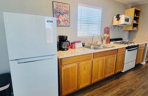 Lockhart House | Escape to Comfort & Charm for 4 in Texas’ BBQ Hub!