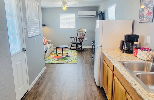 Lockhart House | Escape to Comfort & Charm for 4 in Texas’ BBQ Hub!