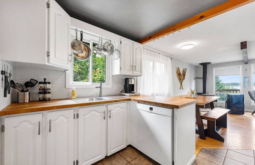 Calabogie Cottage | Escape to Four Seasons at Calabogie, a cozy chalet that welcomes you year-round!