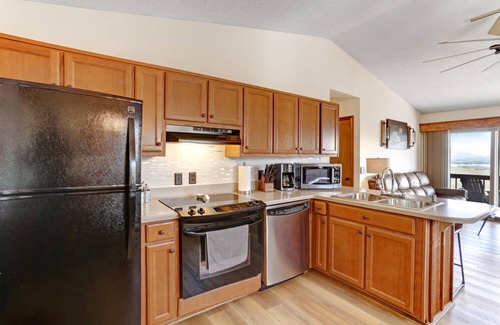 Young Harris Cabin | Escape to Lake Chatuge! Stunning views of the mountains and lake!