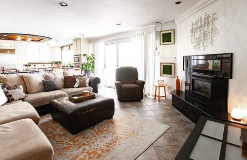 Grand Junction House | "Escape to Luxury: Enjoy Spectacular Views & An Indoor Hot Tub!