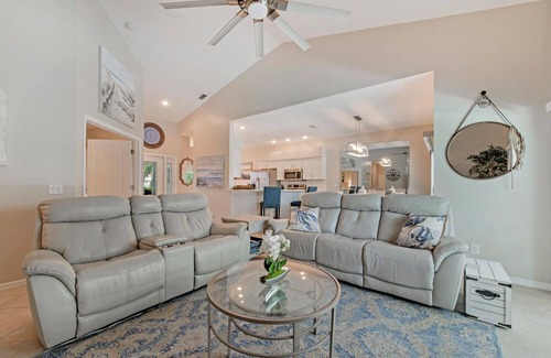 Naples House | Escape to Paradise: Luxurious 3 Bed/2 bath w/Pooln