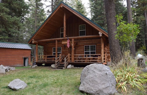 Enterprise House | Escape to Rustic Bliss: Unwind in Our Wallowa Lake Log Cabin