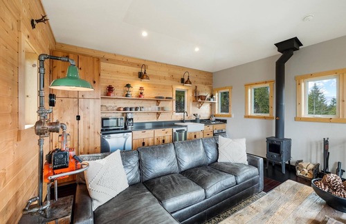 Sandpoint Apartment | Escape to Serenity: Lookout Tower with Hot Tub, near Schweitzer and Pet-Friendly