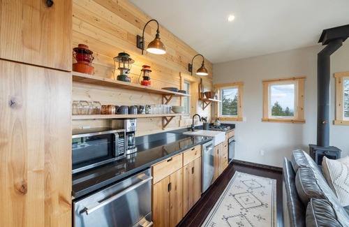 Sandpoint Apartment | Escape to Serenity: Lookout Tower with Hot Tub, near Schweitzer and Pet-Friendly