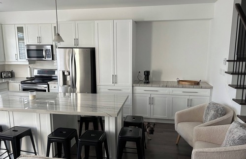 The Blue Mountains House | Escape to the Blue Mountains steps away from beaches, golf, biking, and more!