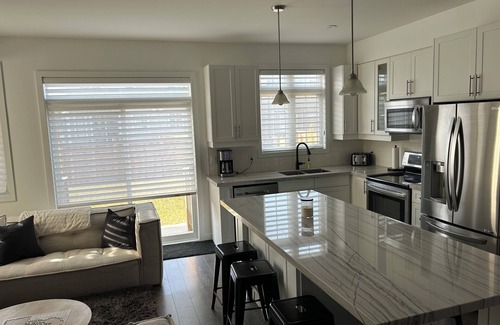 The Blue Mountains House | Escape to the Blue Mountains steps away from beaches, golf, biking, and more!