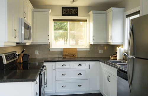 Southampton Cottage | Escape to the cottage by the water in South Hampton. Explore and unwind.