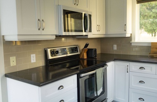 Southampton Cottage | Escape to the cottage by the water in South Hampton. Explore and unwind.