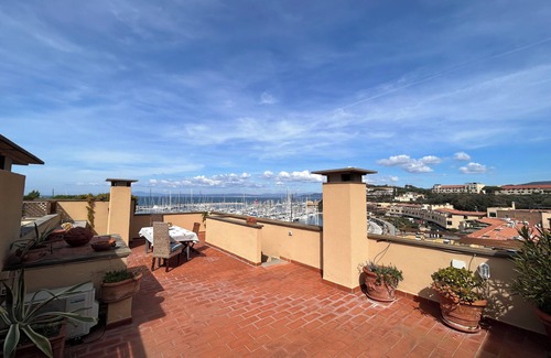 Punta Ala Apartment | Esclusivo appartamento con ampio solarium vista mare a due passi dalla spiaggia!