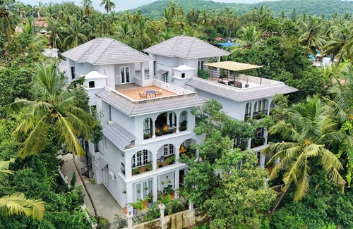 Gauravaddo Villa | Esh Cottages Birch | Hillside 4-BHK Hideaway With Lush Garden, Common Pool, & Gaming Zone