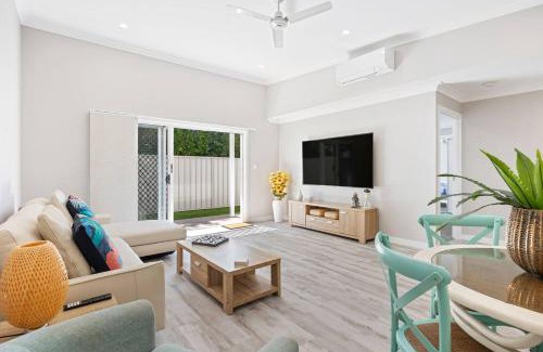 Urangan Apartment | 'Esplanade Escape' A Fresh Coastal Family Hideaway