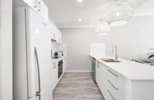 Urangan Apartment | 'Esplanade Escape' A Fresh Coastal Family Hideaway