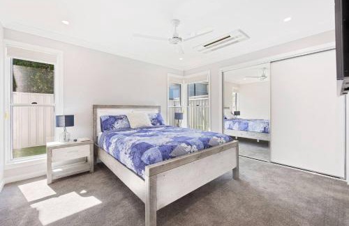 Urangan Apartment | 'Esplanade Escape' A Fresh Coastal Family Hideaway