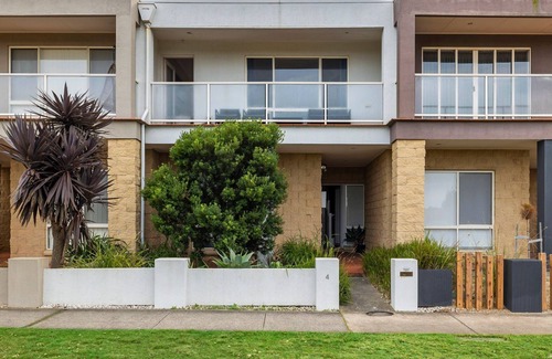 Torquay House | Esplanade Frontage 4-209