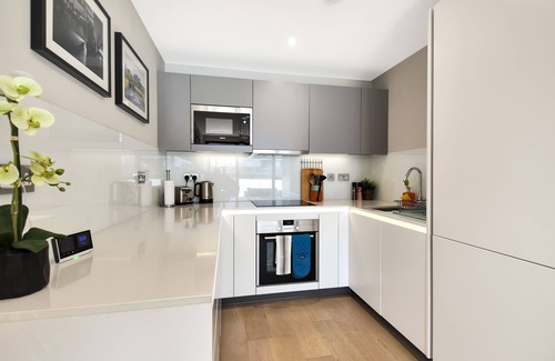 West Ealing Apartment | Esquire One Bed Balcony Apartment in Ealing, London