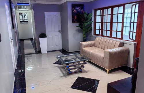 Parow House | Essential Lodge23
