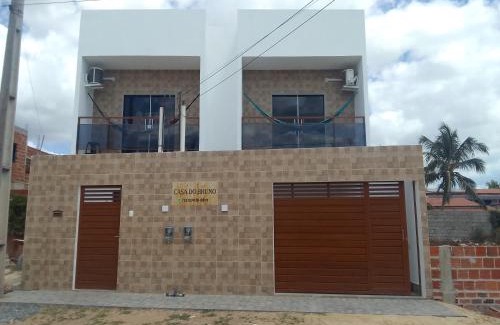Prea Apartment | Estrela Apartamento 2 terreo - Quarto e sala com cozinha americana na praia do prea-Ce