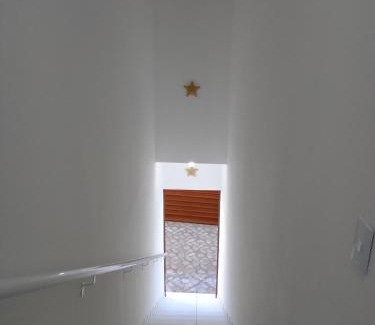 Prea Apartment | Estrela Apartamento 2 terreo - Quarto e sala com cozinha americana na praia do prea-Ce