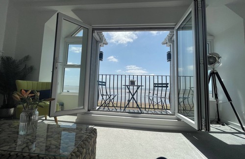 Southend-on-Sea Apartment | Estuary Views Penthouse 🖤 Beachfront with Parking