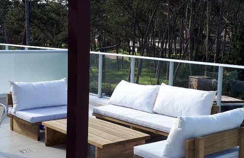 Punta del Este Apartment | Estudio con parrillero y vista al mar