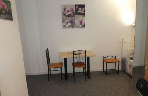 Beziers City Centre Hotel | eTANIT ! Parking VélO, Etape Bicycle - 1mn a toute Connection Bus,Train et Aéroport - Calme Plein Centre de Beziers pour visiter,manger - Chambres Climatisées, Spacieuses Amenagees pour Singles, Couple, et ou Familles - Consigne et Petit Dej en plus