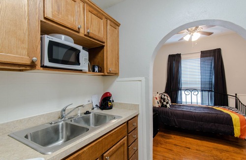 Lower Greenville Apartment | etro Theme PAC-MAN APT w/SuperNES + Free Parking
