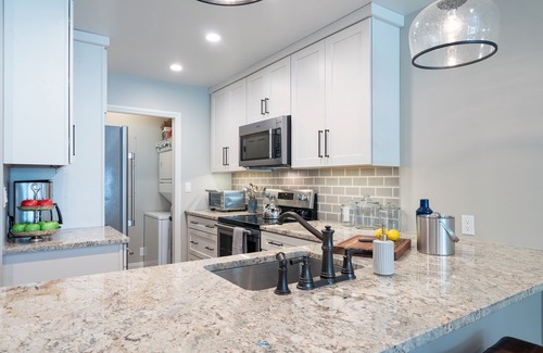 Telluride Condo | ETTA 102- Heated Pool & Hot Tub, Easy Ski Access, Newly-Remodeled