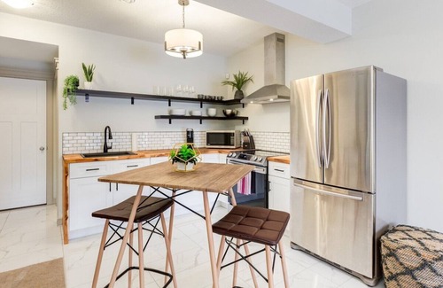 Evanston Apartment | "Eucalyptus" in Evanston 1 Bed Bright Suite