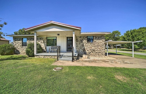 Eufaula Cottage | Eufaula Retreat w/Lake Views: Walk to Marina