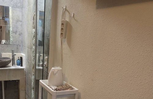 Duivendrecht Apartment | Euids+flight/train tickets required 2mx3m room + 1mx1m bathroom