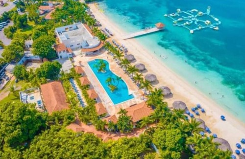 Runaway Bay Villa | Euphoria at Paradisiac Beach Club