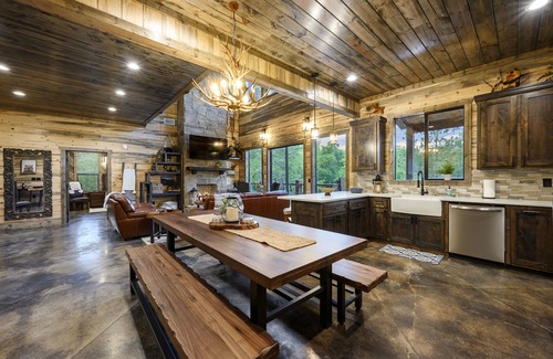 Broken Bow Cabin | EV Outlet , Hot Tub, Firepit, Playset, Pool Table, Creek
