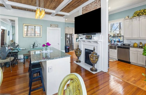 Anderson Apartment | Events Space! 4 Suites, Private Yard, Huge Workspace