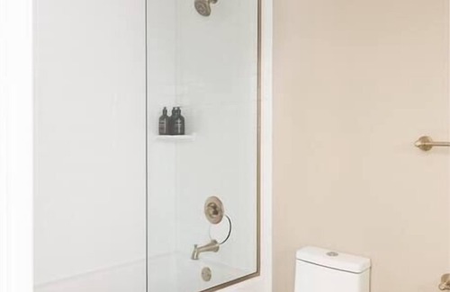 Tyler Park Apartment | Everett Business Suite 208 at The Bellwether Hotel