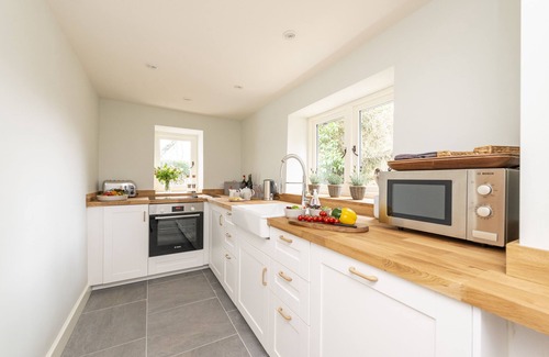 New Forest District Cottage | Evergreen - A charming & historic cobb cottage