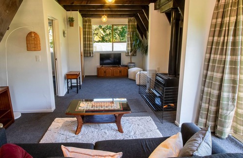 Motueka House | Evergreen Cottage - Motueka Holiday Home