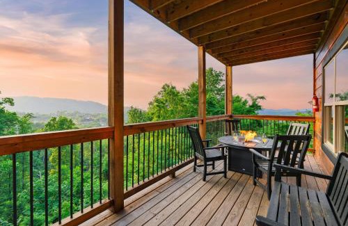 Chalet Village North House | Evergreen Echo by AvantStay Cabin w Mountain Views Theater Game Room and Hot Tub