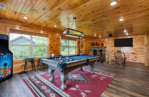 Chalet Village North House | Evergreen Echo by AvantStay Cabin w Mountain Views Theater Game Room and Hot Tub